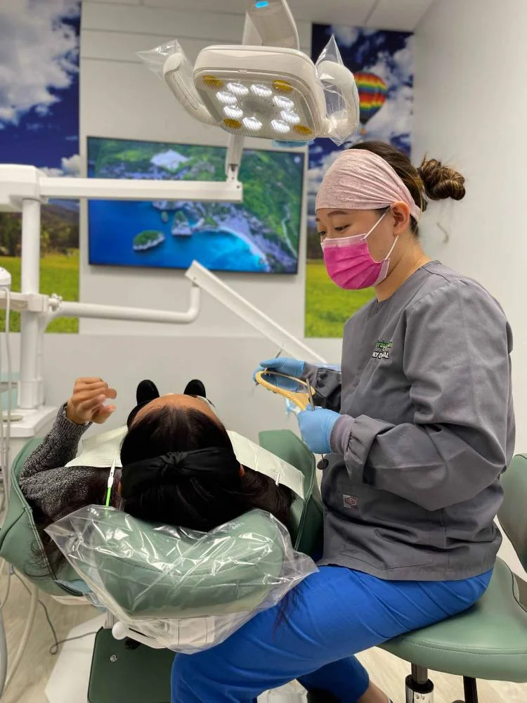 dentista amigable mujer en Spring Green Family Dental en Katy, TX
