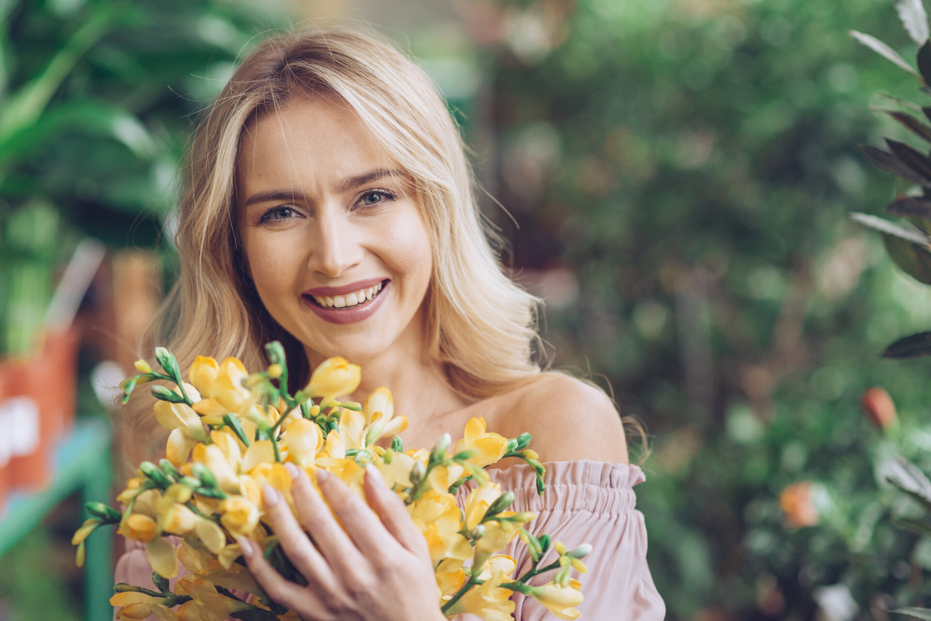 rsz_happy-woman-standing-with-yellow-flowers-bouquet